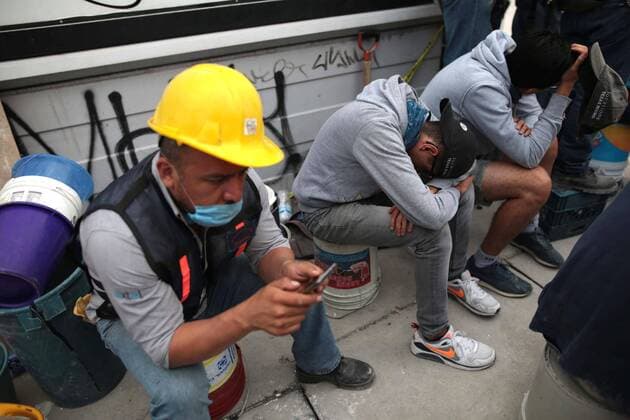 Volunteers take a break in the middle of the rescue works at the buildings that collapsed yesterday during a 7.1 Richter seism in Mexico City, Mexico, 20 September 2017. The preliminary death toll rose to 225 according to Civil Protection, 94 in Mexico City, 71 in Morelos, 43 in Puebla, 12 in Mexico State, 4 in Guerraro and 1 in Oaxaca. Preliminary death toll rises to 225 after earthquake in Mexico !ACHTUNG: NUR REDAKTIONELLE NUTZUNG!  Copyright: xJorgexDanxLópezx MEX010 20170920-636415318729561140