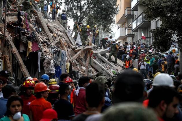 Erdbeben in Mexiko September 20, 2017 - EUM20170920NAC34.JPG .CIUDAD DE MEXICO EarthquakeSismo-CDMX.- 20 de septiembre de 2017, afectaciones en la Ciudad de Mexico por el sismo de 8.1 grados que ocurrio el dia 19 de septiembre de 2017. En imagen, aspectos de un edificio que colapso en la calle de Escocia. Foto: Agencia EL UNIVERSAL Cristopher Rogel Blanquet MAVC  - ZUMAu78_ 20170920_zaf_u78_039 Copyright: xElxUniversalx