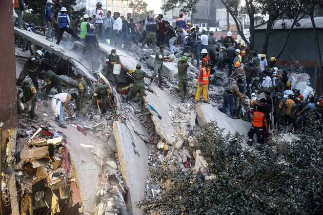 September 20, 2017 - EUM20170920NAC38.JPG .CIUDAD DE MEXICO EarthquakeSismo-CDMX.- 20 de septiembre de 2017, afectaciones en la Ciudad de Mexico por el sismo de 7.1 grados que ocurrio el dia 19 de septiembre de 2017. En imagen, aspectos de un edificio que colapso en la calle de Escocia. Foto: Agencia EL UNIVERSAL Cristopher Rogel Blanquet MAVC  - ZUMAu78_ 20170920_zaf_u78_043 Copyright: xElxUniversalx