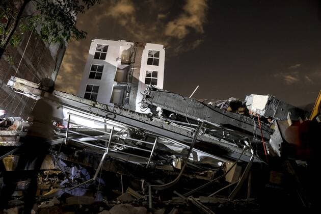 September 20, 2017 - EUM20170920NAC39.JPG .CIUDAD DE MEXICO EarthquakeSismo-CDMX.- 20 de septiembre de 2017, afectaciones en la Ciudad de Mexico por el sismo de 7.1 grados que ocurrio el dia 19 de septiembre de 2017. En imagen, aspectos de un edificio en la calle de Bretana, delegacion Benito Juarez. Foto: Agencia EL UNIVERSAL Cristopher Rogel BlanquetMAVC  - ZUMAu78_ 20170920_zaf_u78_044 Copyright: xElxUniversalx