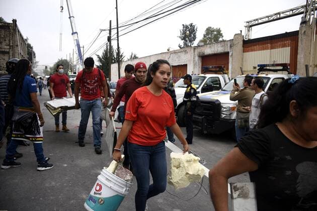 September 20, 2017 - EUM20170920NAC44.JPG .CIUDAD DE MEXICO EarthquakeSismo-CDMX.- 20 de septiembre de 2017, aspecto de los trabajos de rescate en las edificaciones derrumbadas por el sismo de 7.1 grados que se registro el martes 19 de septiembre de 2017. En imagen, las labores en la esquina de Bolivar y Chimalpopoca. Foto: Agencia EL UNIVERSALAlonso RomeroMAVC.  - ZUMAu78_ 20170920_zaf_u78_049 Copyright: xElxUniversalx