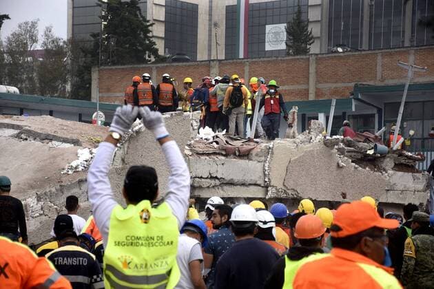 September 20, 2017 - EUM20170920NAC46.JPG .CIUDAD DE MEXICO EarthquakeSismo-CDMX.- 20 de septiembre de 2017, aspecto de los trabajos de rescate en las edificaciones derrumbadas por el sismo de 7.1 grados que se registro el martes 19 de septiembre de 2017. En imagen, las labores en la esquina de Bolivar y Chimalpopoca. Foto: Agencia EL UNIVERSALAlonso RomeroMAVC  - ZUMAu78_ 20170920_zaf_u78_051 Copyright: xElxUniversalx