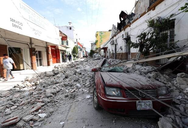 (170920) -- MORELOS (MEXICO), Sept. 20, 2017 -- A car is seen crushed under the rubble in Jojutla, the state of Morelos, Mexico, on Sept. 20, 2017. Over 220 people have been killed after a powerful earthquake hit central Mexico on Tuesday, with the death toll expected to rise due to the scale of the temblor, the country s civil protection agency said.) (ma) (vf) MEXICO-MORELOS-EARTHQUAKE ArmandoxSolis 