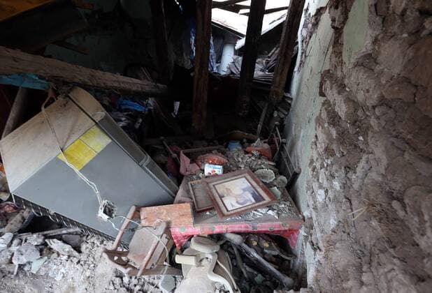 (170920) -- MORELOS (MEXICO), Sept. 20, 2017 -- Photo taken on Sept. 20, 2017 shows the debris inside a collapsed house in Jojutla, the state of Morelos, Mexico. Over 220 people have been killed after a powerful earthquake hit central Mexico on Tuesday, with the death toll expected to rise due to the scale of the temblor, the country s civil protection agency said.) (ma) (vf) MEXICO-MORELOS-EARTHQUAKE ArmandoxSolis 