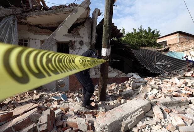 Bilder des Tages (170920) -- MORELOS (MEXICO), Sept. 20, 2017 -- A rescuer cordons off the area of collapsed buildings in Jojutla, the state of Morelos, Mexico, on Sept. 20, 2017. Over 220 people have been killed after a powerful earthquake hit central Mexico on Tuesday, with the death toll expected to rise due to the scale of the temblor, the country s civil protection agency said.) (ma) (vf) MEXICO-MORELOS-EARTHQUAKE ArmandoxSolis 