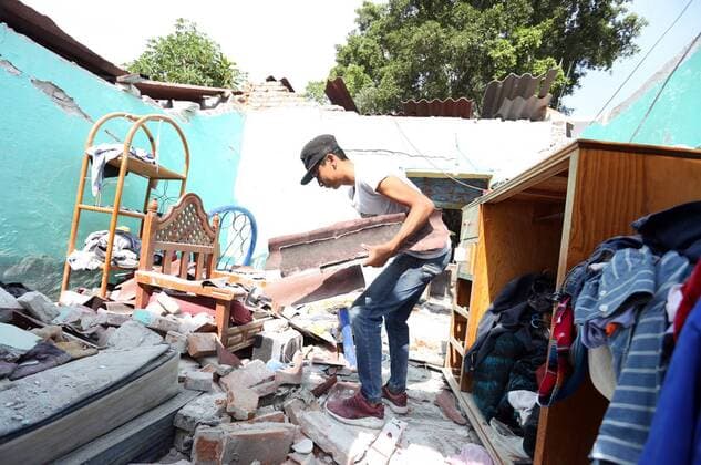 (170920) -- MORELOS (MEXICO), Sept. 20, 2017 -- A resident removes debris of a damaged house in Jojutla, the state of Morelos, Mexico, on Sept. 20, 2017. Over 220 people have been killed after a powerful earthquake hit central Mexico on Tuesday, with the death toll expected to rise due to the scale of the temblor, the country s civil protection agency said.) (ma) (vf) MEXICO-MORELOS-EARTHQUAKE ArmandoxSolis 