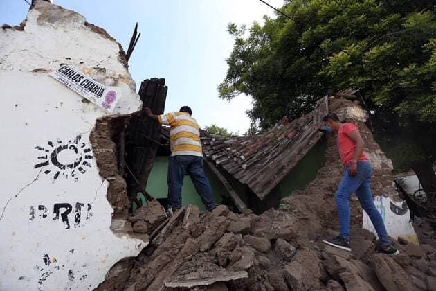 (170920) -- MORELOS (MEXICO), Sept. 20, 2017 -- Residents remove the debris of a damaged house in Jojutla, the state of Morelos, Mexico, on Sept. 20, 2017. Over 220 people have been killed after a powerful earthquake hit central Mexico on Tuesday, with the death toll expected to rise due to the scale of the temblor, the country s civil protection agency said. ) (ma) (vf) MEXICO-MORELOS-EARTHQUAKE ArmandoxSolis 