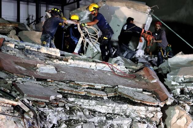 September 20, 2017 - EUM20170920NAC51.JPG .CIUDAD DE MEXICO EarthquakeSismo-CDMX.- Personal de rescate trabajo durante toda la noche en el edifico que se colapso, tras el sismo del 19 de septiembre de 2017, en las calles de Medellin y San Luis potosi en la colonia Roma, 20 de septiembre de 2017. Foto: Agencia EL UNIVERSALJorge serratosMAVC  - ZUMAu78_ 20170920_zaf_u78_055 Copyright: xElxUniversalx