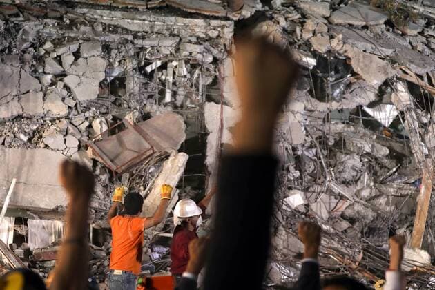 September 20, 2017 - EUM20170920NAC54.JPG .CIUDAD DE MEXICO EarthquakeSismo-CDMX.- Personal de rescate trabajo durante toda la noche en el edifico que se colapso, tras el sismo del 19 de septiembre de 2017, en las calles de Medellin y San Luis potosi en la colonia Roma, 20 de septiembre de 2017. En imagen, la sena con el puno para pedir silencio. Foto: Agencia EL UNIVERSALJorge SerratosMAVC.  - ZUMAu78_ 20170920_zaf_u78_058 Copyright: xElxUniversalx