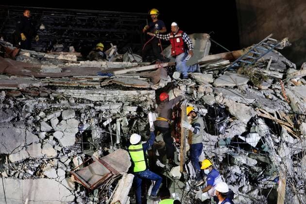 September 20, 2017 - EUM20170920NAC55.JPG .CIUDAD DE MEXICO EarthquakeSismo-CDMX.- Personal de rescate trabajo durante toda la noche en el edifico que se colapso, tras el sismo del 19 de septiembre de 2017, en las calles de Medellin y San Luis potosi en la colonia Roma, 20 de septiembre de 2017. Foto: Agencia EL UNIVERSALJorge SerratosMAVC  - ZUMAu78_ 20170920_zaf_u78_062 Copyright: xElxUniversalx