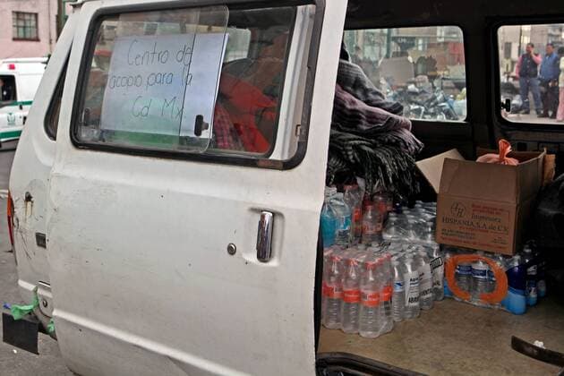September 20, 2017 - EUM20170920NAC60.JPG .CIUDAD DE MEXICO EarthquakeSismo-CDMX.- En la esquina de Viaducto y Medellin hay un centro de acopio y distribucion hacia otras zonas donde aun se rescatan personas. Foto: Agencia EL UNIVERSALCamila MataMAVC  - ZUMAu78_ 20170920_zaf_u78_066 Copyright: xElxUniversalx