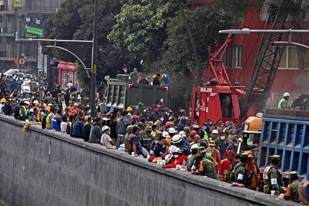 September 20, 2017 - EUM20170920NAC65.JPG .CIUDAD DE MEXICO EarthquakeSismo-CDMX.- Aun faltan personas por ser rescatadas, en el edificio de Viaducto y Torreon, en el lugar hay voluntarios y equipo profesional trabajando. Toda el area se encuentra cerrada, 20 de septiembre de 2017. Foto: Agencia EL UNIVERSALCamila MataMAVC  - ZUMAu78_ 20170920_zaf_u78_070 Copyright: xElxUniversalx
