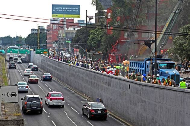 September 20, 2017 - EUM20170920NAC66.JPG .CIUDAD DE MEXICO EarthquakeSismo-CDMX.- Aun faltan personas por ser rescatadas, en el edificio de Viaducto y Torreon, en el lugar hay voluntarios y equipo profesional trabajando. Toda el area se encuentra cerrada, 20 de septiembre de 2017. Foto: Agencia EL UNIVERSALCamila MataMAVC  - ZUMAu78_ 20170920_zaf_u78_071 Copyright: xElxUniversalx