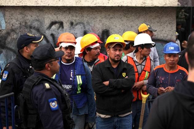 September 20, 2017 - EUM20170920NAC64.JPG .CIUDAD DE MEXICO EarthquakeSismo-CDMX.- Aun faltan personas por ser rescatadas, en el edificio de Viaducto y Torreon, en el lugar hay voluntarios y equipo profesional trabajando. Toda el area se encuentra cerrada, 20 de septiembre de 2017. Foto: Agencia EL UNIVERSALCamila MataMAVC  - ZUMAu78_ 20170920_zaf_u78_072 Copyright: xElxUniversalx