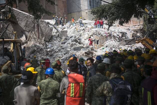 September 20, 2017 - Mexico City, Mexico City - Workers clear rubble from a collapsed building in the Condesa neighborhood as the search for survivors continued after a strong earthquake hit central Mexico. A magnitude 7.1 earthquake shook central Mexico on Tuesday, collapsing some buildings and scattering rubble on the streets on the anniversary of a strong 1985 quake. Mexico City Mexico - ZUMAa136 20170920_zap_a136_026 Copyright: xJoelxAlvarezx