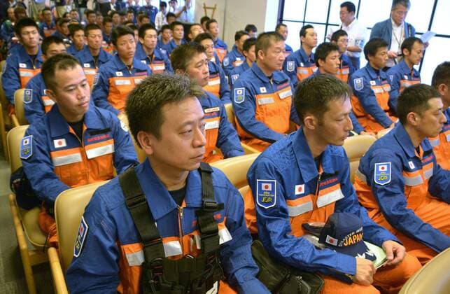 Erdbeben Mexiko, Japan stellt Rettungskräfte zur Verfügung Japan rescue team to operate in quake-hit Mexico Members of the Japan disaster relief team attend a departure ceremony on Sept. 21, 2017, at Narita airport, near Tokyo, before leaving for quake-hit Mexico. The team, which will take part in rescue operations, consists of around 70 officials from the Foreign Ministry, the National Police Agency and other government agencies as well as four search dogs. 
