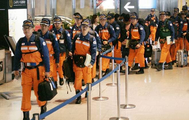 Erdbeben Mexiko, Japan stellt Rettungskräfte zur Verfügung Japan rescue team to operate in quake-hit Mexico Members of the Japan disaster relief team prepare to leave Narita airport, near Tokyo, on Sept. 21, 2017, for Mexico to assist in rescue operations following a major earthquake there. The team consists of around 70 officials from the Foreign Ministry, the National Police Agency and other government agencies as well as four search dogs. 