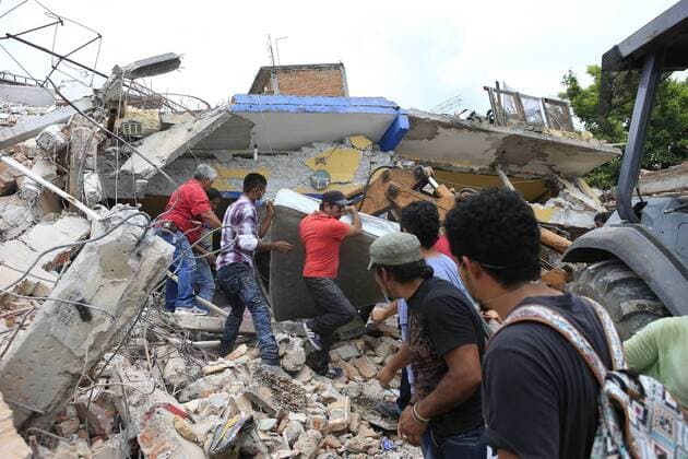 (170920) -- MORELOS (MEXICO), Sept. 20, 2017 -- Volunteers remove debris of a collapsed building in Jojutla, state of Morelos, Mexico, on Sept. 20, 2017. Mexico s President Enrique Pena Nieto decreed three days of national mourning on Wednesday for the victims of the powerful quake that killed over 200 people and toppled buildings in central Mexico on Tuesday. Armando Solis) (ma) (vf) MEXICO-MORELOS-EARTHQUAKE MarioxDiaz 