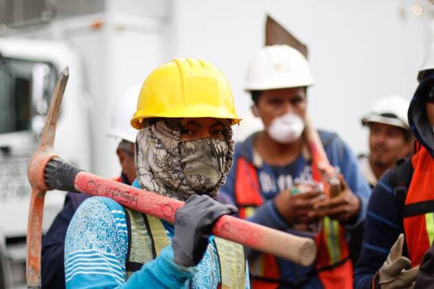 (170920) -- MEXICO CITY, Sept. 20, 2017 -- A volunteer searches for survivors in Mexico City, capital of Mexico, on Sept. 20, 2017. Mexico s President Enrique Pena Nieto decreed three days of national mourning on Wednesday for the victims of the powerful quake that killed over 200 people and toppled buildings in central Mexico on Tuesday. ) (ma) (vf) MEXICO-MEXICO CITY-EARTHQUAKE FranciscoxCanedo 