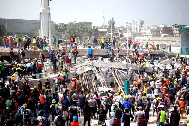 (170921) -- MEXICO CITY, Sept. 21, 2017 -- Rescuers search for survivors after an earthquake in Mexico City, capital of Mexico, on Sept. 20, 2017. Elements from the civil protection corps, Red Cross, army, police and voluntary civilians worked through the day on Wednesday to remove rubble from collapsed buildings in Mexico City, after the magnitude-7.1 earthquake shook the center of the country on Tuesday. Francisco Canedo) (ma) (vf) (hy) MEXICO-MEXICO CITY-ENVIRONMENT-EARTHQUAKE e FranciscoxCanedo 