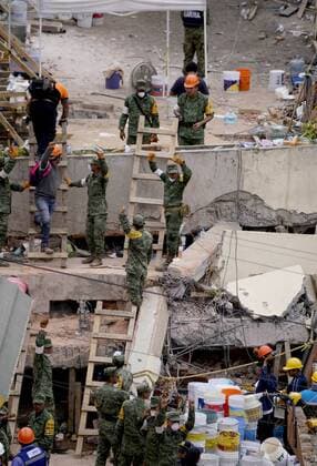 (170921) -- MEXICO CITY, Sept. 21, 2017 -- Volunteers and members of Mexican Army search for survivors at the Enrique Rebsamen school after an earthquake in Mexico City, capital of Mexico, on Sept. 20, 2017. Elements from the civil protection corps, Red Cross, army, police and voluntary civilians worked through the day on Wednesday to remove rubble from collapsed buildings in Mexico City, after the magnitude-7.1 earthquake shook the center of the country on Tuesday. David de la Paz) (ma) (vf) (hy) MEXICO-MEXICO CITY-ENVIRONMENT-EARTHQUAKE e DavidxdexlaxPaz 