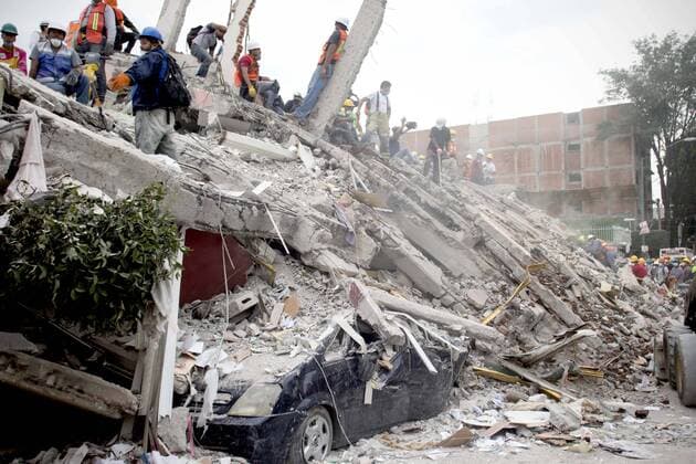 (170921) -- MEXICO CITY, Sept. 21, 2017 -- Volunteers and rescuers work on a collapsed building after an earthquake in Mexico City, capital of Mexico, on Sept. 20, 2017. Elements from the civil protection corps, Red Cross, army, police and voluntary civilians worked through the day on Wednesday to remove rubble from collapsed buildings in Mexico City, after the magnitude-7.1 earthquake shook the center of the country on Tuesday. Alejandro Ayala) (da) (vf) (hy) MEXICO-MEXICO CITY-ENVIRONMENT-EARTHQUAKE e AlejandroxAyala 