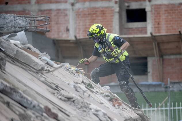 (170921) -- MEXICO CITY, Sept. 21, 2017 -- A rescuer searches for survivors after an earthquake in Mexico City, capital of Mexico, on Sept. 20, 2017. Elements from the civil protection corps, Red Cross, army, police and voluntary civilians worked through the day on Wednesday to remove rubble from collapsed buildings in Mexico City, after the magnitude-7.1 earthquake shook the center of the country on Tuesday. ) (da) (vf)(hy) MEXICO-MEXICO CITY-ENVIRONMENT-EARTHQUAKE CESARxVICUNA 