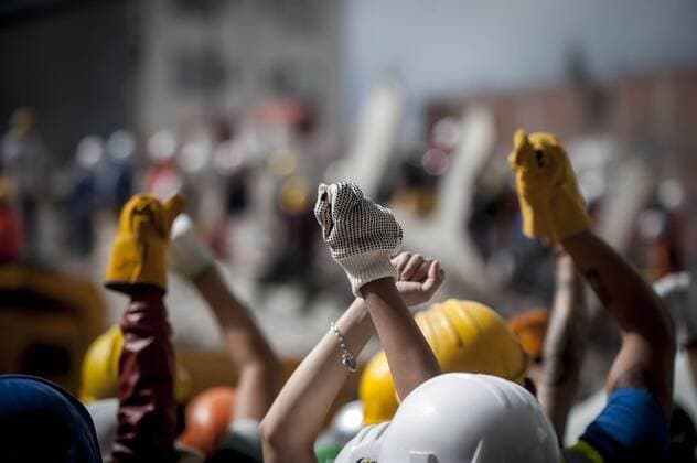 (170921) -- MEXICO CITY, Sept. 21, 2017 -- People motion to others to be quiet during the search for survivors after an earthquake in Mexico City, capital of Mexico, on Sept. 20, 2017. Elements from the civil protection corps, Red Cross, army, police and voluntary civilians worked through the day on Wednesday to remove rubble from collapsed buildings in Mexico City, after the magnitude-7.1 earthquake shook the center of the country on Tuesday. The civil protection bureau on Wednesday said at least 230 people had died, including 100 dearths in the capital Mexico City. ) (da) (vf) (hy) MEXICO-MEXICO CITY-ENVIRONMENT-EARTHQUAKE CESARxVICUNA