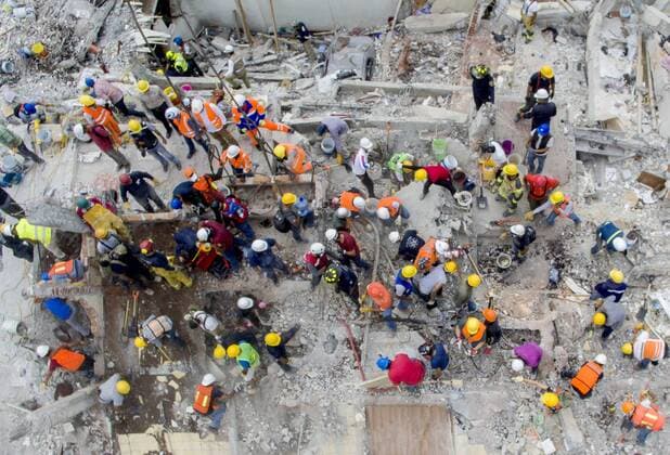 (170921) -- MEXICO CITY, Sept. 21, 2017 -- Photo taken with a drone shows rescuers and volunteers searching for survivors after an earthquake in Mexico City, capital of Mexico, on Sept. 20, 2017. Elements from the civil protection corps, Red Cross, army, police and voluntary civilians worked through the day on Wednesday to remove rubble from collapsed buildings in Mexico City, after the magnitude-7.1 earthquake shook the center of the country on Tuesday. ) (fnc) (ce) (hy) MEXICO-MEXICO CITY-ENVIRONMENT-EARTHQUAKE CESARxVICUNA 