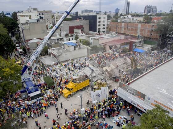 (170921) -- MEXICO CITY, Sept. 21, 2017 -- Photo taken with a drone shows rescuers and volunteers searching for survivors after an earthquake in Mexico City, capital of Mexico, on Sept. 20, 2017. Elements from the civil protection corps, Red Cross, army, police and voluntary civilians worked through the day on Wednesday to remove rubble from collapsed buildings in Mexico City, after the magnitude-7.1 earthquake shook the center of the country on Tuesday. ) (fnc) (ce) (hy) MEXICO-MEXICO CITY-ENVIRONMENT-EARTHQUAKE CESARxVICUNA 