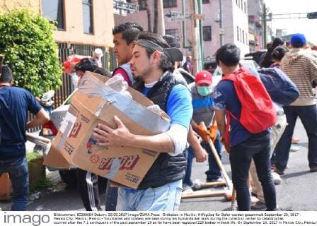 Erdbeben in Mexiko: Hilfsgüter für Opfer werden gesammelt September 20, 2017 - Mexico City, Mexico, Mexico - Voluntaries and soldiers are seen during his humanitarian work during the collection center by catastrophes ocurred after the 7.1 earthquake of the past september 19 so far have been registred 225 bodies without life. On September 20, 2017 in Mexico City, Mexico Mexico City Mexico  - ZUMAn230 20170920_zaa_n230_558 Copyright: xCarlosxTischlerx