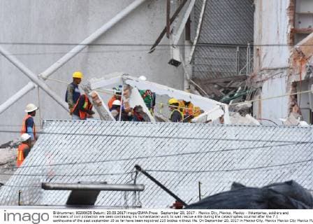 September 20, 2017 - Mexico City, Mexico, Mexico - Voluntaries, soldiers and members of civil protection are seen continuing his humanitarian work to wait rescue a life during the catastrophes ocurred after the 7.1 earthquake of the past september 19 so far have been registred 225 bodies without life. On September 20, 2017 in Mexico City, Mexico Mexico City Mexico  - ZUMAn230 20170920_zaa_n230_544 Copyright: xCarlosxTischlerx