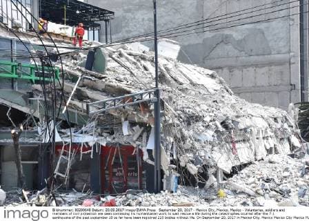 September 20, 2017 - Mexico City, Mexico, Mexico - Voluntaries, soldiers and members of civil protection are seen continuing his humanitarian work to wait rescue a life during the catastrophes ocurred after the 7.1 earthquake of the past september 19 so far have been registred 225 bodies without life. On September 20, 2017 in Mexico City, Mexico Mexico City Mexico  - ZUMAn230 20170920_zaa_n230_537 Copyright: xCarlosxTischlerx