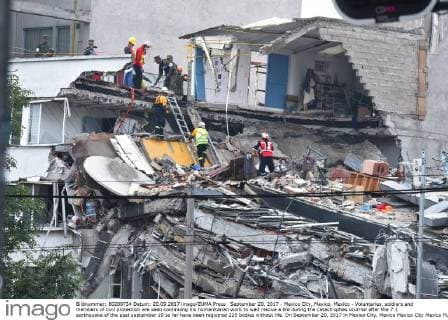 September 20, 2017 - Mexico City, Mexico, Mexico - Voluntaries, soldiers and members of civil protection are seen continuing his humanitarian work to wait rescue a life during the catastrophes ocurred after the 7.1 earthquake of the past september 19 so far have been registred 225 bodies without life. On September 20, 2017 in Mexico City, Mexico Mexico City Mexico  - ZUMAn230 20170920_zaa_n230_565 Copyright: xCarlosxTischlerx