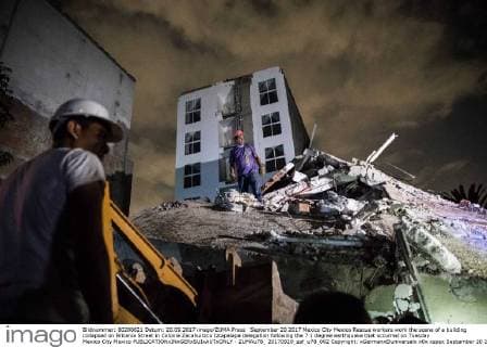 September 20 2017 Mexico City Mexico Rescue workers work the scene of a building collapsed on Britania Street in Colonia Zacahuitzco Iztapalapa delegation following the 7 1 degree earthquake that occurred on Tuesday Mexico City Mexico  - ZUMAu78_ 20170920_zaf_u78_002 Copyright: xGermanxEluniversalx