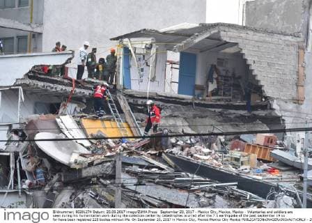September 20, 2017 - Mexico City, Mexico, Mexico - Voluntaries and soldiers are seen during his humanitarian work during the collection center by catastrophes ocurred after the 7.1 earthquake of the past september 19 so far have been registred 225 bodies without life. On September 20, 2017 in Mexico City, Mexico Mexico City Mexico  - ZUMAn230 20170920_zaa_n230_514 Copyright: xCarlosxTischlerx