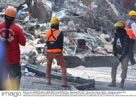 September 20, 2017 - Mexico City, Mexico, Mexico - Voluntaries, soldiers and members of civil protection are seen continuing his humanitarian work to wait rescue a life during the catastrophes ocurred after the 7.1 earthquake of the past september 19 so far have been registred 225 bodies without life. On September 20, 2017 in Mexico City, Mexico Mexico City Mexico  - ZUMAn230 20170920_zaa_n230_516 Copyright: xCarlosxTischlerx