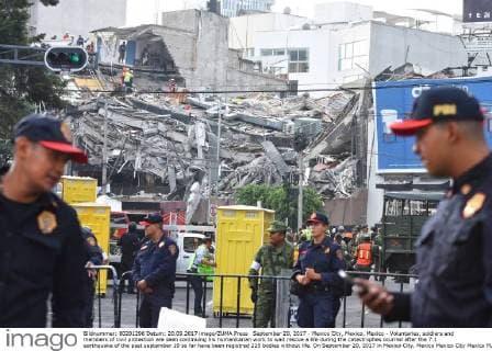 September 20, 2017 - Mexico City, Mexico, Mexico - Voluntaries, soldiers and members of civil protection are seen continuing his humanitarian work to wait rescue a life during the catastrophes ocurred after the 7.1 earthquake of the past september 19 so far have been registred 225 bodies without life. On September 20, 2017 in Mexico City, Mexico Mexico City Mexico  - ZUMAn230 20170920_zaa_n230_521 Copyright: xCarlosxTischlerx