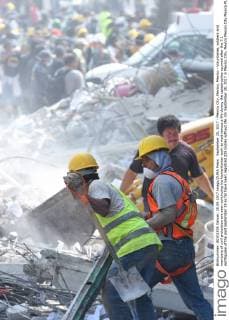 September 20, 2017 - Mexico City, Mexico, Mexico - Voluntaries, soldiers and members of civil protection are seen continuing his humanitarian work to wait rescue a life during the catastrophes ocurred after the 7.1 earthquake of the past september 19 so far have been registred 225 bodies without life. On September 20, 2017 in Mexico City, Mexico Mexico City Mexico  - ZUMAn230 20170920_zaa_n230_523 Copyright: xCarlosxTischlerx