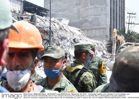 September 20, 2017 - Voluntaries, soldiers and members of civil protection are seen continuing his humanitarian work to wait rescue a life during the catastrophes ocurred after the 7.1 earthquake of the past september 19 so far have been registred 225 bodies without life. On September 20, 2017 in Mexico City, Mexico  - ZUMAn230 20170920_zaa_n230_525 Copyright: xCarlosxTischlerx