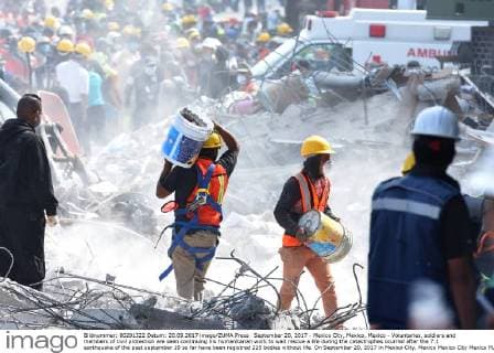 September 20, 2017 - Mexico City, Mexico, Mexico - Voluntaries, soldiers and members of civil protection are seen continuing his humanitarian work to wait rescue a life during the catastrophes ocurred after the 7.1 earthquake of the past september 19 so far have been registred 225 bodies without life. On September 20, 2017 in Mexico City, Mexico Mexico City Mexico  - ZUMAn230 20170920_zaa_n230_527 Copyright: xCarlosxTischlerx