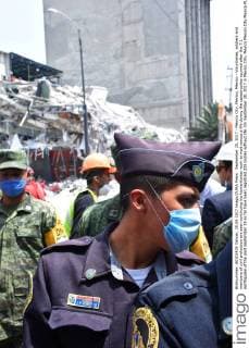 September 20, 2017 - Mexico City, Mexico, Mexico - Voluntaries, soldiers and members of civil protection are seen continuing his humanitarian work to wait rescue a life during the catastrophes ocurred after the 7.1 earthquake of the past september 19 so far have been registred 225 bodies without life. On September 20, 2017 in Mexico City, Mexico Mexico City Mexico  - ZUMAn230 20170920_zaa_n230_532 Copyright: xCarlosxTischlerx