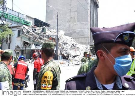 September 20, 2017 - Mexico City, Mexico, Mexico - Voluntaries, soldiers and members of civil protection are seen continuing his humanitarian work to wait rescue a life during the catastrophes ocurred after the 7.1 earthquake of the past september 19 so far have been registred 225 bodies without life. On September 20, 2017 in Mexico City, Mexico Mexico City Mexico  - ZUMAn230 20170920_zaa_n230_533 Copyright: xCarlosxTischlerx