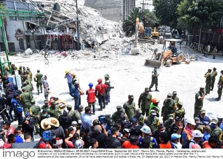 September 20, 2017 - Mexico City, Mexico, Mexico - Voluntaries, soldiers and members of civil protection are seen continuing his humanitarian work to wait rescue a life during the catastrophes ocurred after the 7.1 earthquake of the past september 19 so far have been registred 225 bodies without life. On September 20, 2017 in Mexico City, Mexico Mexico City Mexico  - ZUMAn230 20170920_zaa_n230_535 Copyright: xCarlosxTischlerx