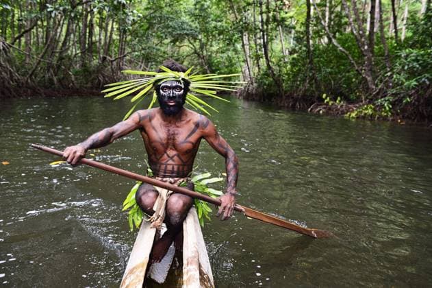  IMAGO Nature: Unsere Erde, Naturschutz, Indigene Völker Korafe-Mann paddelt in einem Einbaum Boot, McLaren-Harbour, Tufi, Papua-Neuguinea, Ozeanien *** Korafe man paddling in a dugout boat McLaren Harbor Tufi Papua New Guinea Oceania Copyright: imageBROKER/NorbertxEisele-Hein iblnex04547915.jpg