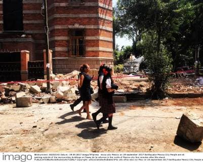 exico city Mexico on 19 september 2017 Earthquake Mexico City People are all getting outside of the surrounding buildings on Paseo de la reforma in the north of Mexico city few minutes after the shock  Copyright: xÂ©xClotildexRichalet IP3x