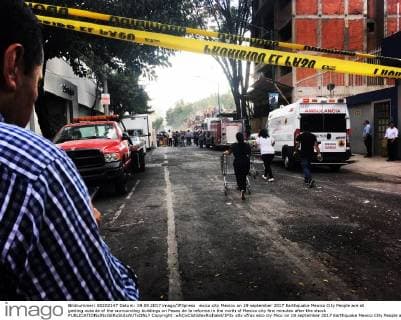 exico city Mexico on 19 september 2017 Earthquake Mexico City People are all getting outside of the surrounding buildings on Paseo de la reforma in the north of Mexico city few minutes after the shock  Copyright: xÂ©xClotildexRichalet IP3x