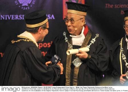 Bilder des Tages Magistralis Degree at the Dalai Lama 21 09 2017-Pisa-Italy event by the lama At the Palazzo dei Congressi in Pisa on the last day of The Mindscience of Reality where with the Ceremony for the Graduation of the Degree Magistralis Honoris Cause in Clinical Psychology and Health delivered to Tenzin Gyatso XIV Dalai Lama. In Photos: From Paul Paolo Mancarella, SS Dalai Lama during the graduation of the Laurea Magistralis. Photos RobertoCappa photojournalism.  Copyright: xFotoxRobertoCappello Fotogiornalx xRobertoxCappellox