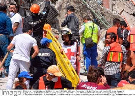Earthquake in Mexico: The death toll rises to 237. An earthquake of magnitude 7.1 hit Mexico on Tuesday. A young girl trapped in the rubble of her collapsed school in Mexico City raised hopes among hundreds of rescuers working furiously to try to free her. This catastrophe occurs 32 years to the day after the powerful earthquake of 1985 which had caused more than 10,000 deaths. Mexico Mexico  549046