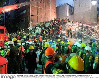 Bilder des Tages Earthquake in Mexico: The death toll rises to 237. An earthquake of magnitude 7.1 hit Mexico on Tuesday. A young girl trapped in the rubble of her collapsed school in Mexico City raised hopes among hundreds of rescuers working furiously to try to free her. This catastrophe occurs 32 years to the day after the powerful earthquake of 1985 which had caused more than 10,000 deaths. Mexico Mexico  549046